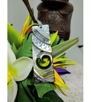 Bijoux Nacre Gravée Tahiti Taille 2.2 x 7 cm