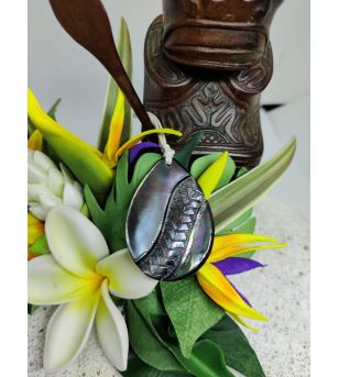 Bijoux Nacre Gravée Tahiti Taille 4.5 x 3 cm