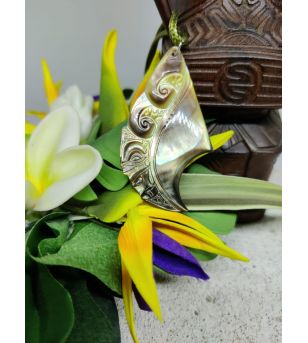 Bijoux Nacre Gravée Tahiti Taille 5.5 x 3 cm